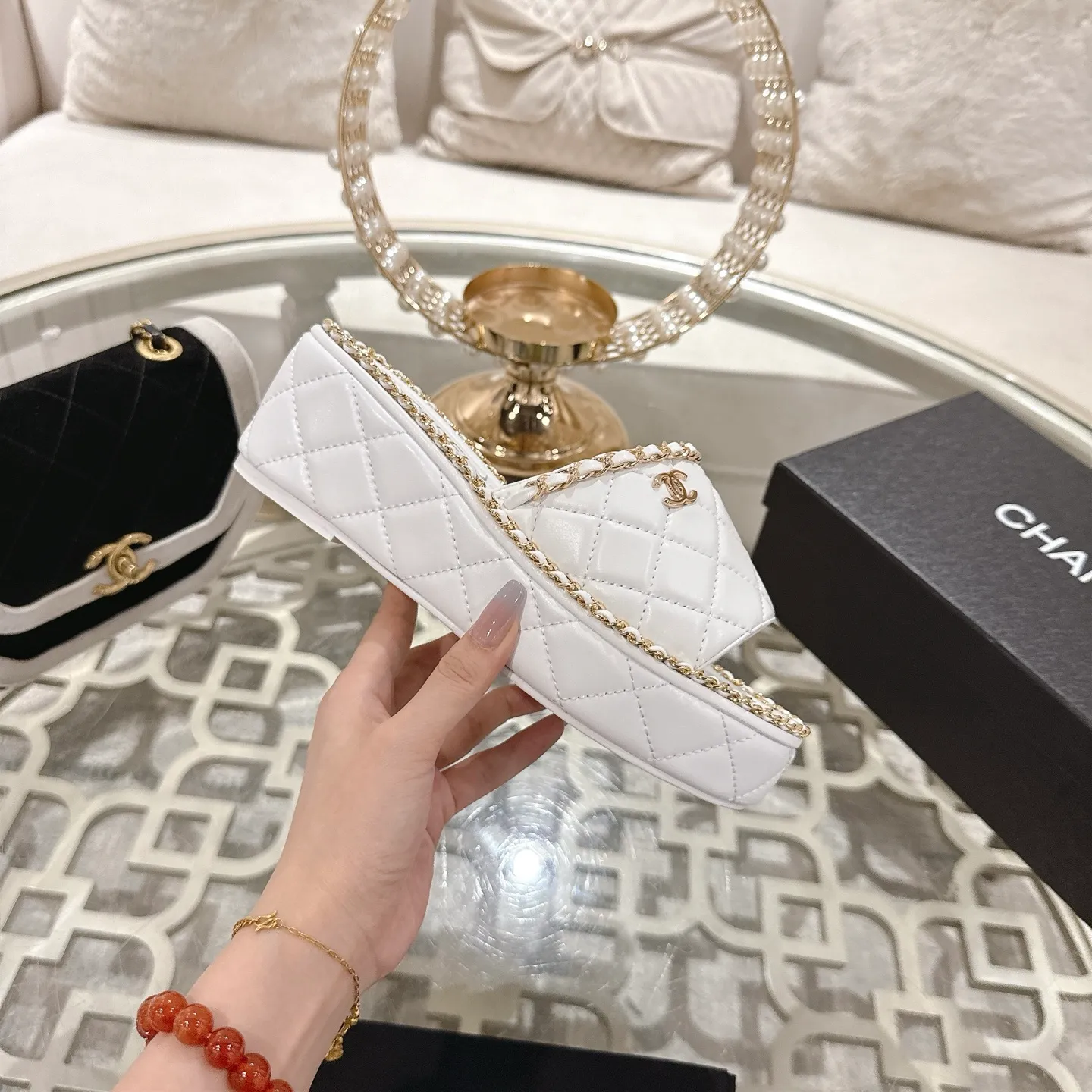 👟👟Ex-factory price 600👟👟 𝐂𝐇𝐀𝐍𝐄𝐋 | Xiaoxiang 25𝐬𝐬 🦋2025 Spring and Summer New Products Counter Classic Xiaoxiang Double C Diamond Chain Slippers Series New〰 🍬 The absolute best in the BS fashion circle. Matching will perform meticulously Minimalist, classic elements that will never fade away 💋 Show unique dressing style, too beautiful to say anything. A must-have for summer... Upper: Original high-customized lambskin Lining: Imported mixed sheepskin lining Outsole: Original molded non-slip outsole Shoe size: 35-39 (34.40.41.42 customization is not returnable)